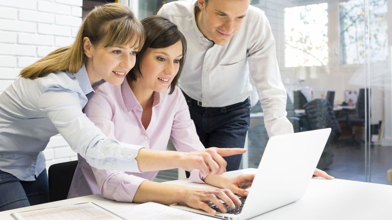 Businessteam presentation on laptop in office