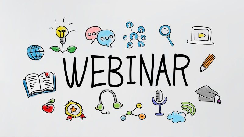 Das Bild zeigt das Wort “Webinar” mit bunten Icons umrandet. Daneben befindet sich ein Computer, sowie zwei Hände die etwas darauf tippen.