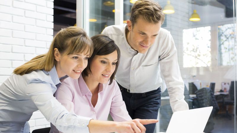 Businessteam presentation on laptop in office