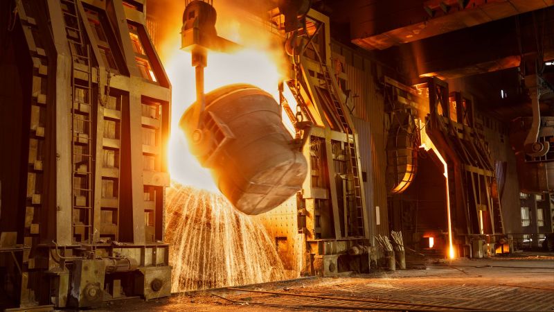 Das Bild zeigt einen Metallschmelzofen in einem Stahlwerk.