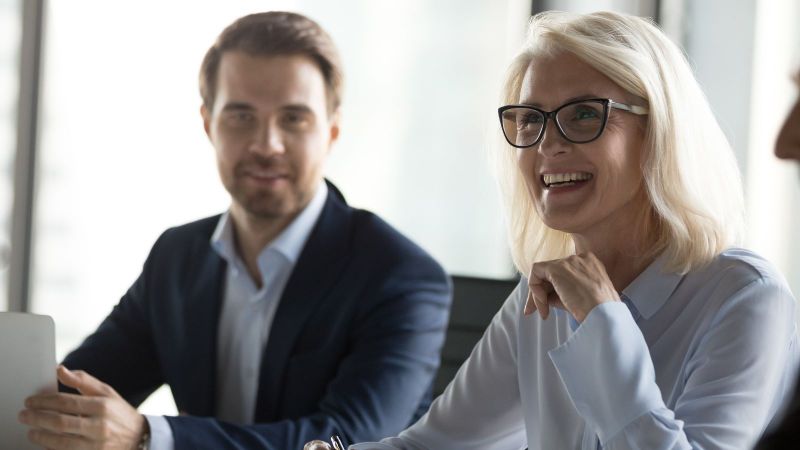 Kompetente Frau in der Diskussion eines Antrags