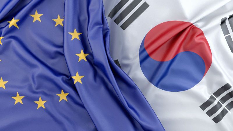 Das Bild zeigt die EU- und Koreaflagge