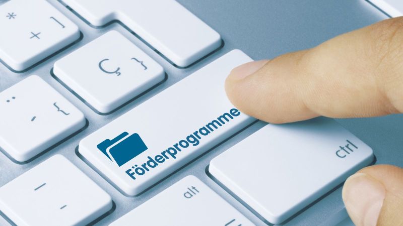 Graue Computertastatur mit der Aufschrift: 