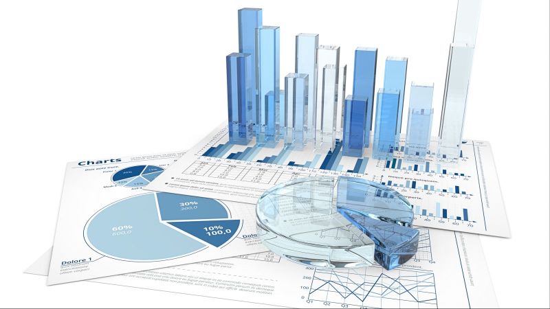 vor weißem Hintergrund ein Säulendiagramm, das auf Papieren mit unterschiedlichen Diagrammen steht