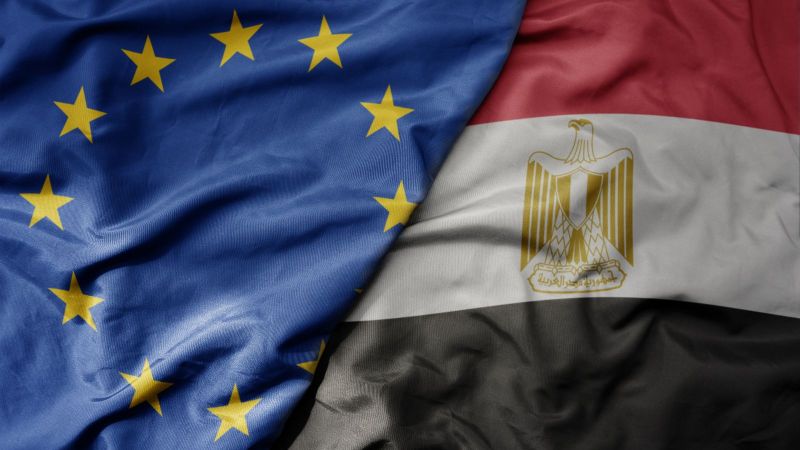 Das Bild zeigt eine europäische und eine ägyptische Flagge nebeneinander.