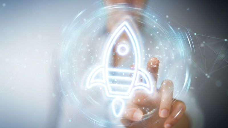 Eine Hand tippt auf eine virtuelle Rakete.