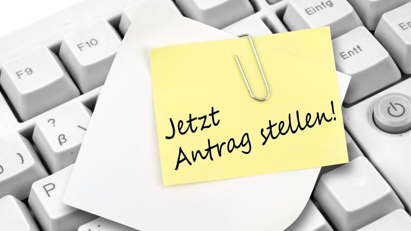 Tastatur mit gelbem Postit-Zettel mit der Aufschrift 