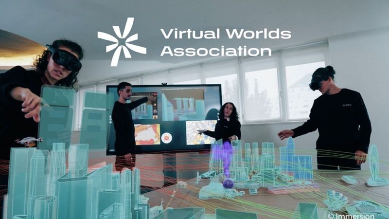 Vier junge Personen in einem Raum. Zwei haben VR-Brillen auf. Im Vordergrund sieht man Grafiken, wie mit der VR-Brille.