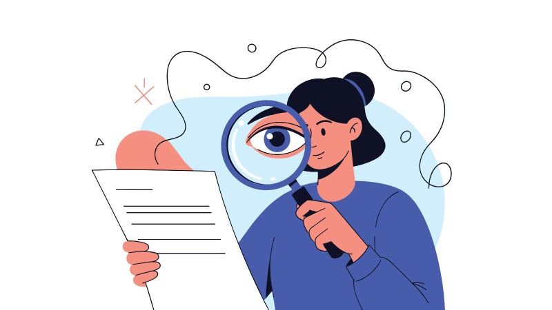 Frau benutzt Lupe um Datenblatt genauer zu inspizieren.