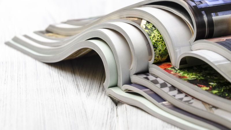 Diese Bild zeigt mehrere aufgeschlagene, ineinander gelegte Magazine.