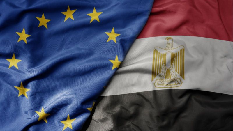 Das Bild zeigt eine europäische und eine ägyptische Flagge nebeneinander.