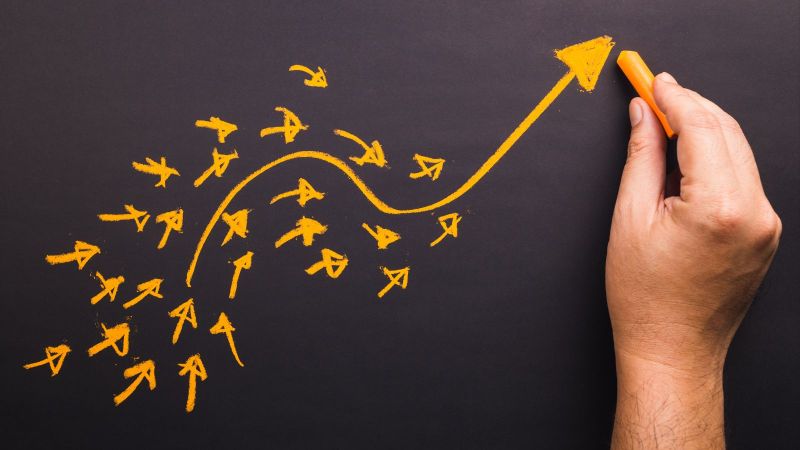 Das Bild zeigt einen großen, langen Pfeil, der als Leitfaden für mehrere kleine Pfeile die ihn umgeben dient.