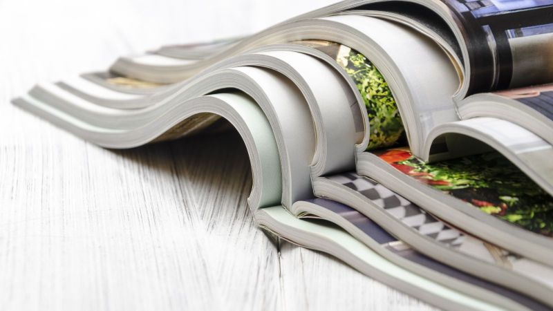 Diese Bild zeigt mehrere aufgeschlagene, ineinander gelegte Magazine.
