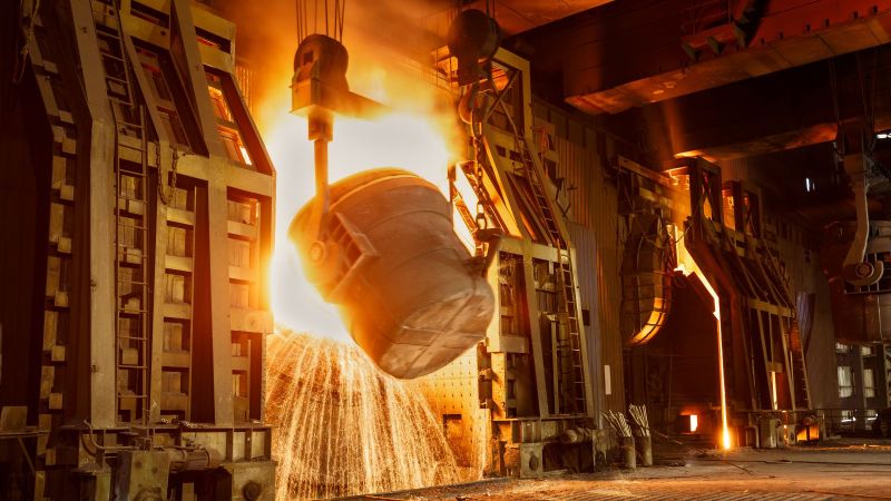 Das Bild zeigt einen Metallschmelzofen in einem Stahlwerk. für PtJ-betreute Webseite