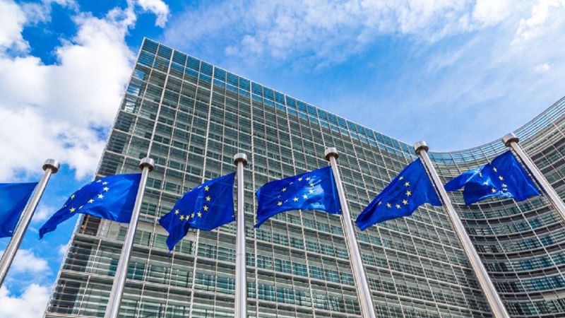 EU-Flaggen vor Gebäude