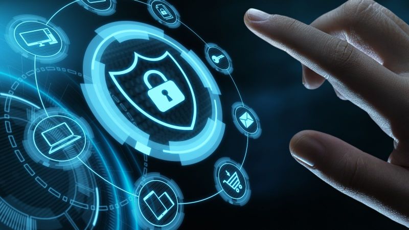 Eine Hand drückt auf ein blaues digitales Touchpad mit einem Schloss in der Mitte und verschiedenen Symbolen drumherum 