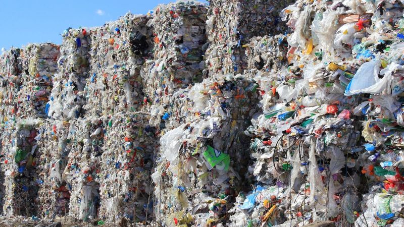 Deponie mit verschiedenen viereckigen Plastikquadern mit überwiegend Plastikflaschen.