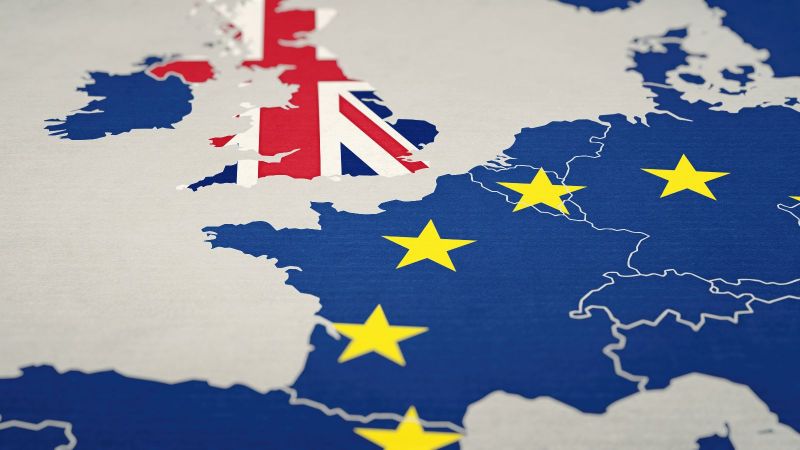Das Bild zeigt einen Teil der Landkarte Europas, der in der europäischen Flagge gehalten ist, und das Vereinigte Königreich, das in der entsprechenden Flagge dargestellt ist.