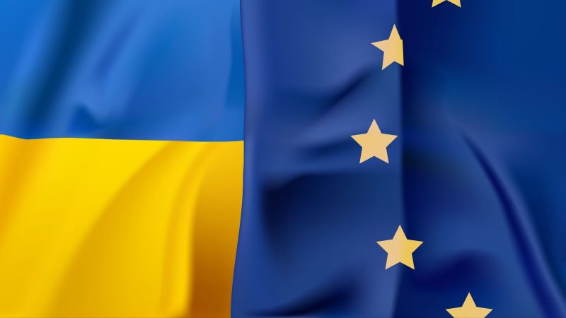 Das Bild zeigt einen Teil einer ukrainischen und einer europäischen Flagge.