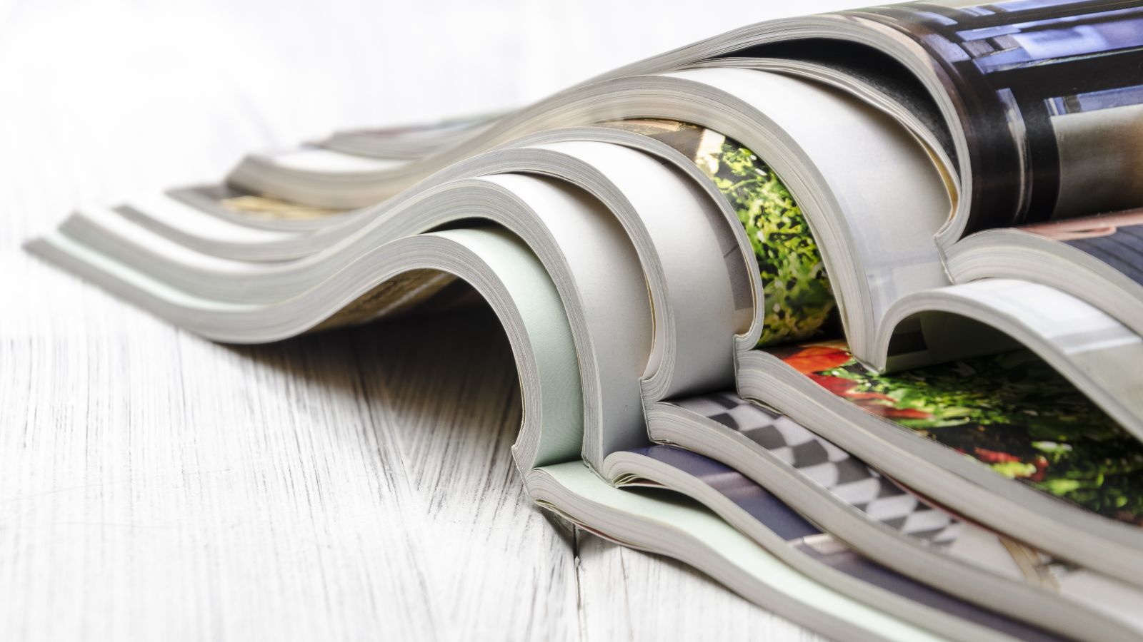 Diese Bild zeigt mehrere aufgeschlagene, ineinander gelegte Magazine.