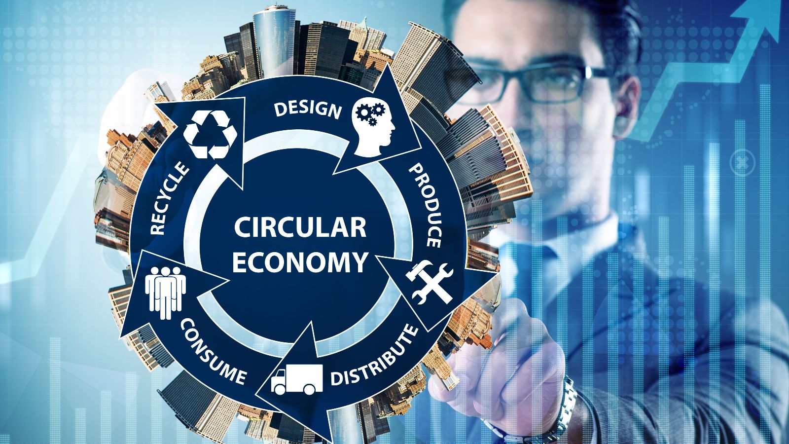 Das Bild zeigt einen Mann, der mit seiner Hand auf eine Zeichnung einer Stadt zeigt. Davor befindet sich ein blauer Kreislauf mit dem Wort Circular Economy im Zentrum und verschiedenen Begriffen die damit im Zusammenhang stehen.
