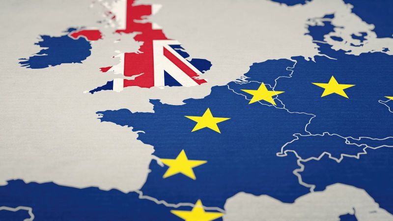 Das Bild zeigt einen Teil der Europakarte, in der das Vereinigte Königreich in seinen eigenen Länderfarben, die anderen Länder in den Farben der EU-Fahne eingefärbt sind.