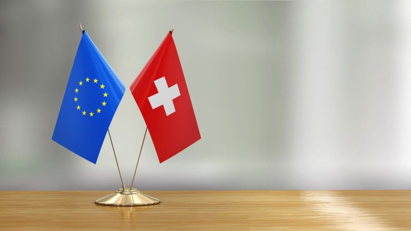 Das Bild zeigt eine Europa- und eine Schweizer Flagge.