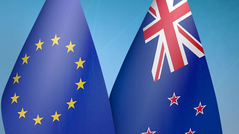 Das Bild zeigt eine Europa- und eine Neuseeland-Flagge.