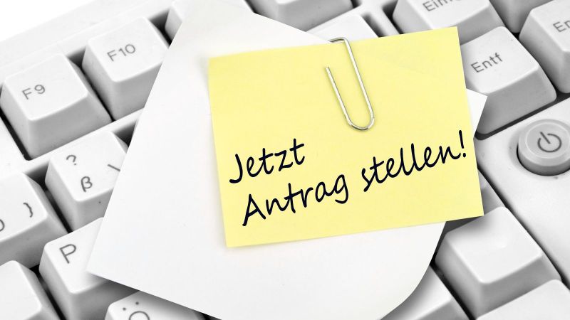 Ein Zettel mit Büroklammer und dem Schriftzug 