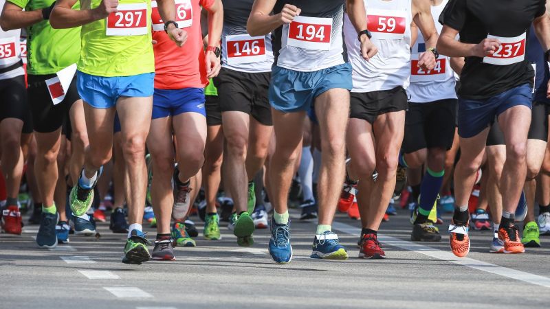 Das Bild zeigt die Frontansicht einer Gruppe von Menschen, die einen Marathon laufen.