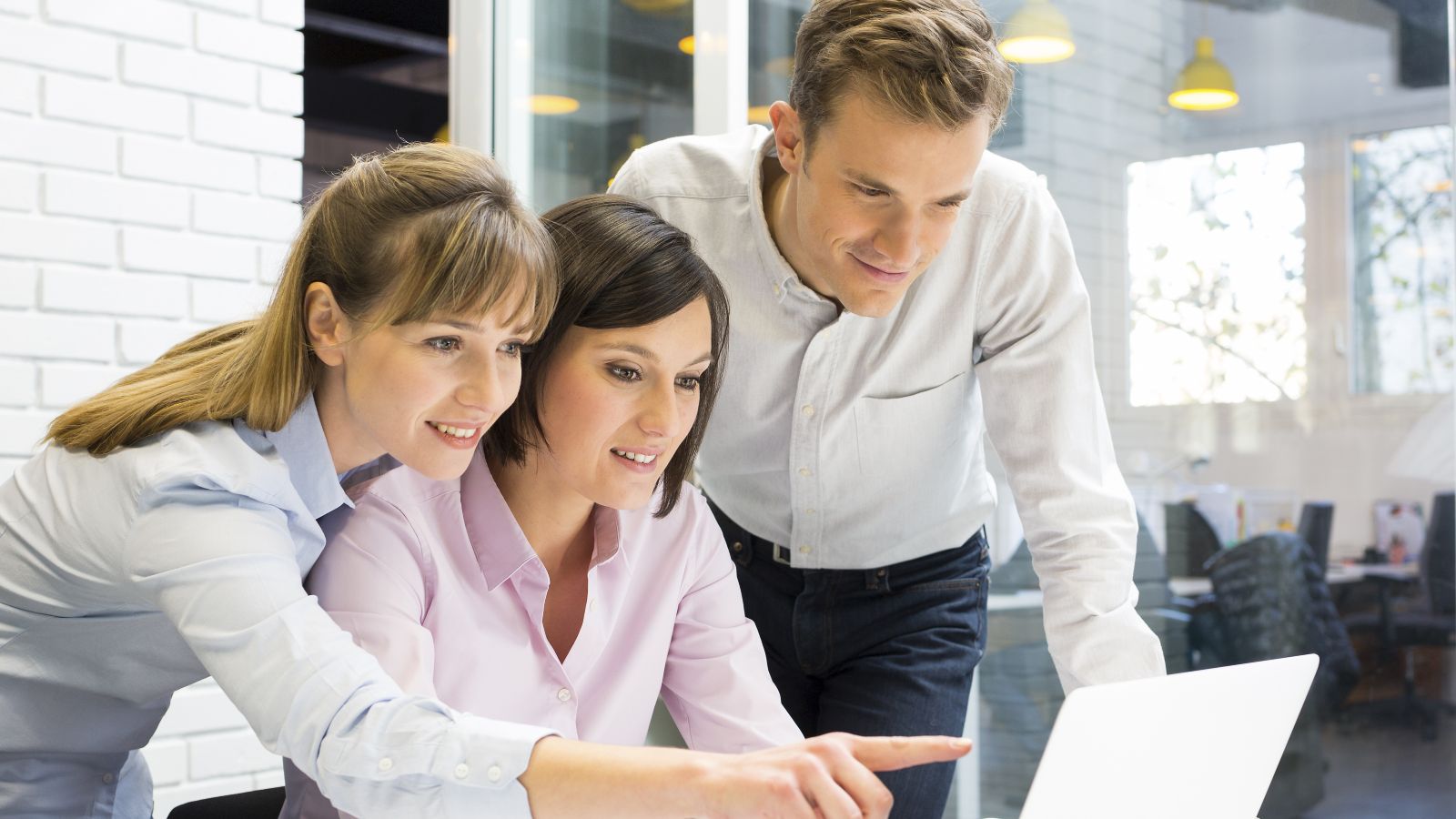Businessteam presentation on laptop in office