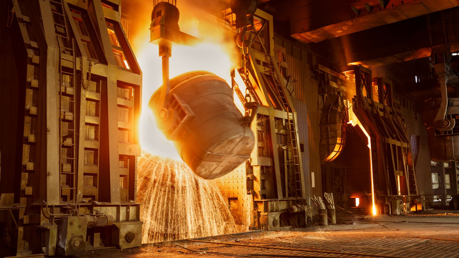 Das Bild zeigt einen Metallschmelzofen in einem Stahlwerk.
