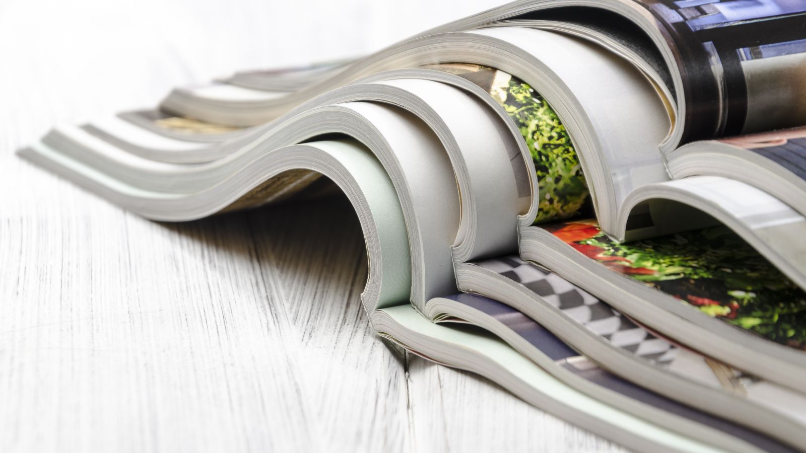 Diese Bild zeigt mehrere aufgeschlagene, ineinander gelegte Magazine.